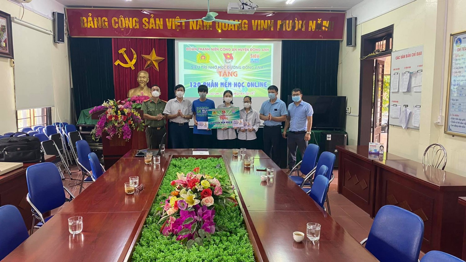 Hà Nội nghĩa tình - suất quà trao em